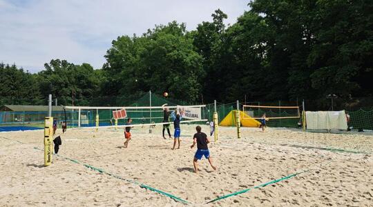 Letní pohár v Nedvězí přilákal skvělé hráče plážového volejbalu i nadšené diváky