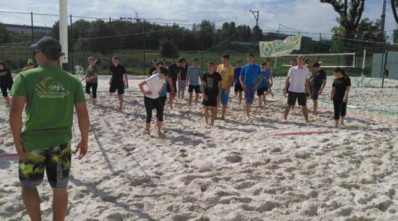 První zářijový týden jsme žáky základních škol i studenty středních škol seznamovali s plážovým volejbalem